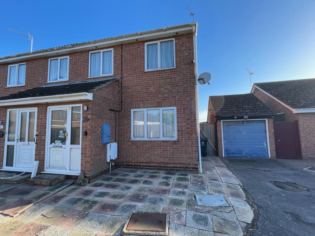 Lot: 122 - SEMI-DETACHED HOUSE FOR IMPROVEMENT - Front of house at 30 Purley Way and garage